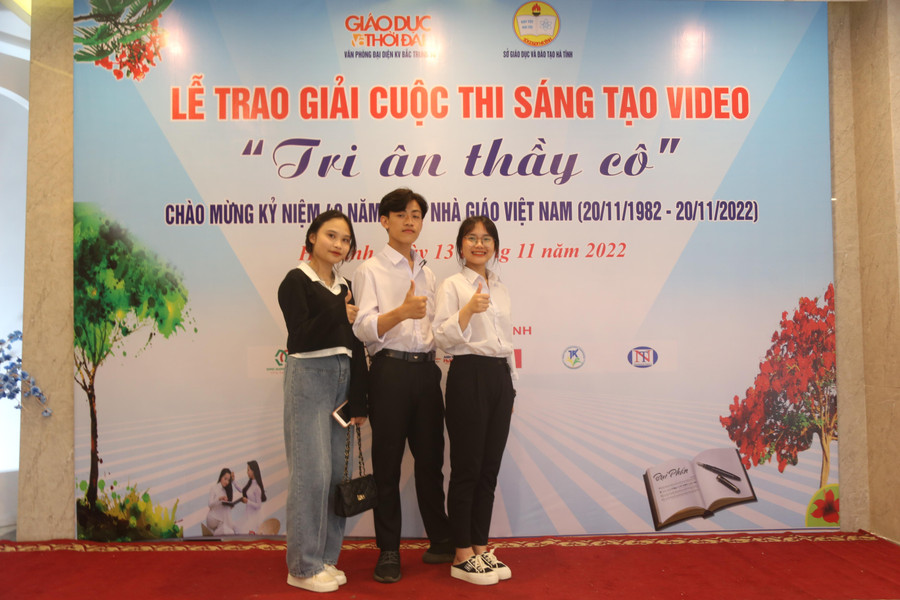 Nhóm tác giả "Người thầy trên núi" lớp 10A2, trường THPT Vũ Quang (Hà Tĩnh). Nhóm tác giả "Người thầy trên núi" lớp 10A2, trường THPT Vũ Quang (Hà Tĩnh).