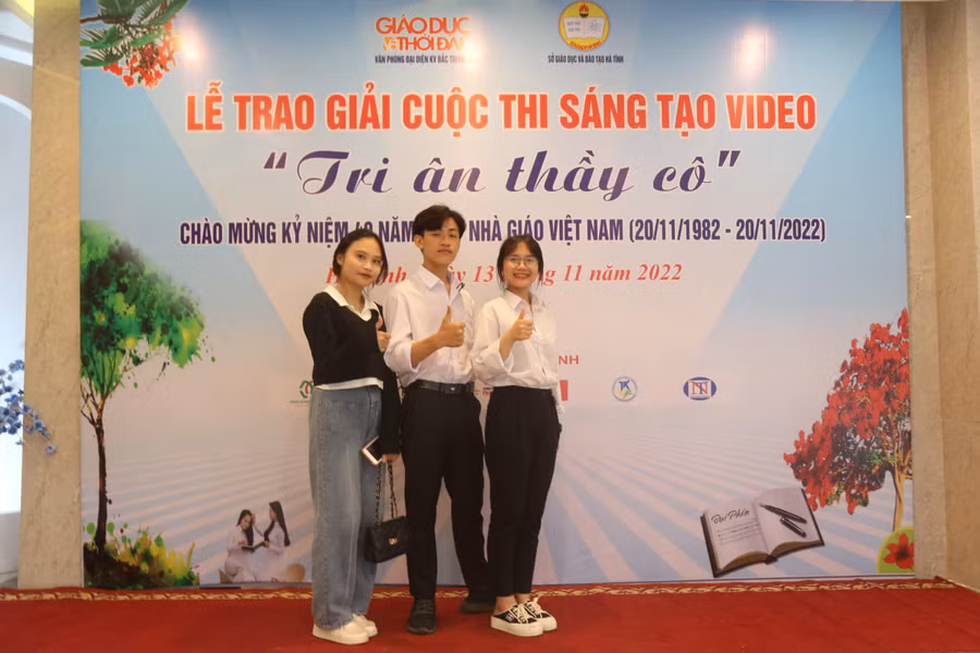 Nhóm tác giả "Người thầy trên núi" lớp 10A2, trường THPT Vũ Quang (Hà Tĩnh).