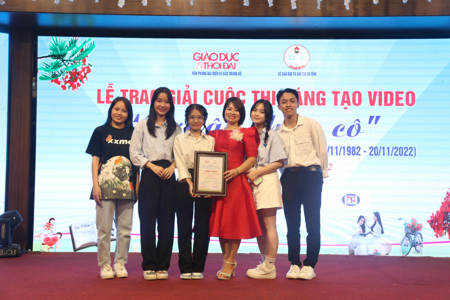 Đại diện lớp 10A2 trường THPT Vũ Quang nhận Giải Nhất cuộc thi sáng tạo video Tri ân thầy cô. Đại diện lớp 10A2 trường THPT Vũ Quang nhận Giải Nhất cuộc thi sáng tạo video Tri ân thầy cô.