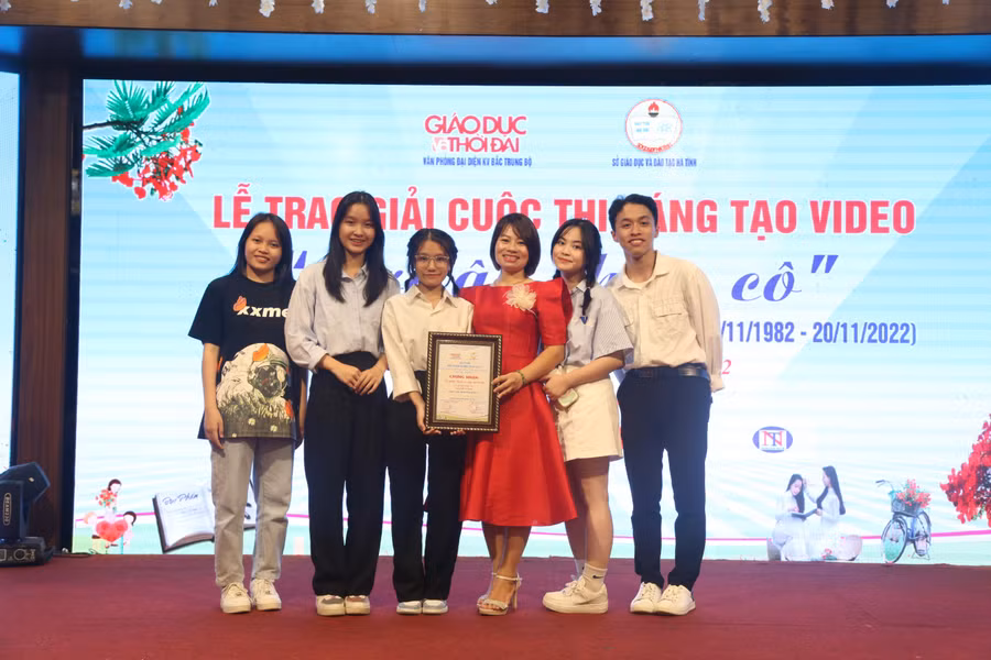 Đại diện lớp 10A2 trường THPT Vũ Quang nhận Giải Nhất cuộc thi sáng tạo video Tri ân thầy cô.