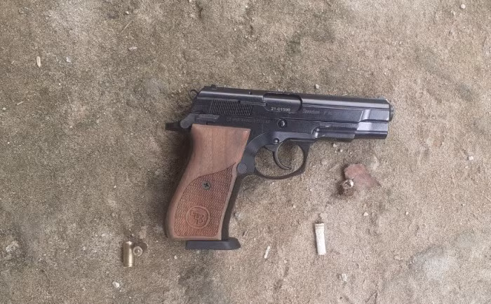 Khẩu súng Vương dùng để gây án bị thu giữ.