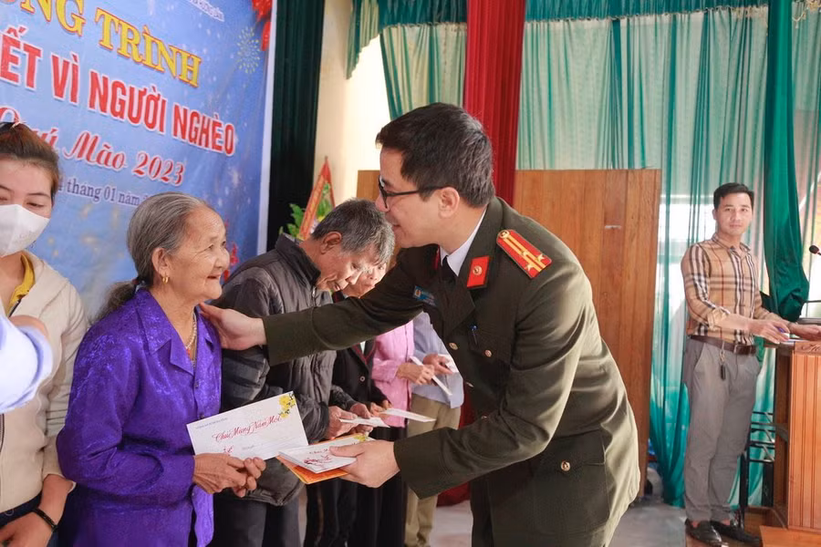 Thượng tá Nguyễn Hồng Phong, Giám đốc Công an Hà Tĩnh trao quà cho bà con.