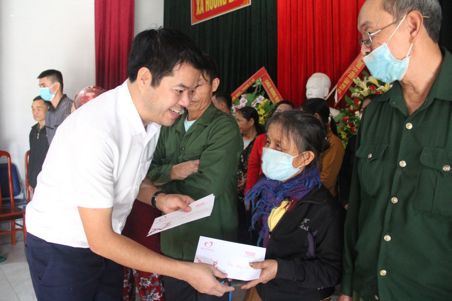 Qua sự kết nối của báo GD&amp;TĐ, tập đoàn Vingroup trao tặng 50 suất quà trị giá 600.000 đồng/ suất cho bà con xã Hương Lâm.