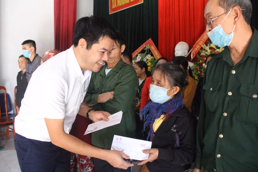 Qua sự kết nối của báo GD&amp;TĐ, tập đoàn Vingroup trao tặng 50 suất quà trị giá 600.000 đồng/ suất cho bà con xã Hương Lâm.