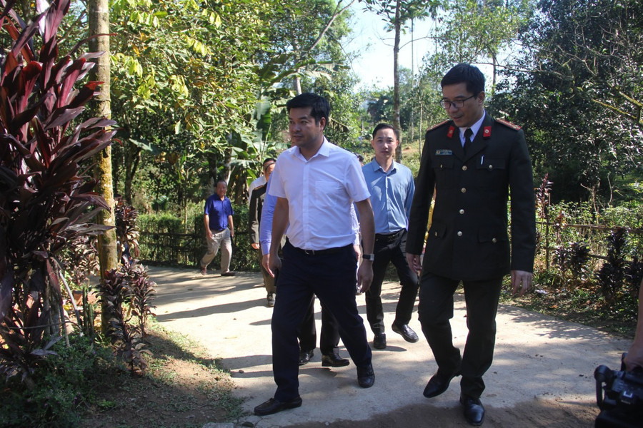 Đại diện BTC cùng chính quyền địa phương thăm và trao kinh phí hỗ trợ xây dựng nhà nhân ái tại xã Hương Lâm.