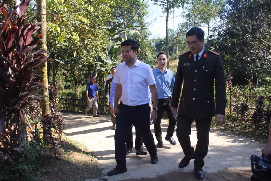 Đại diện BTC cùng chính quyền địa phương thăm và trao kinh phí hỗ trợ xây dựng nhà nhân ái tại xã Hương Lâm.