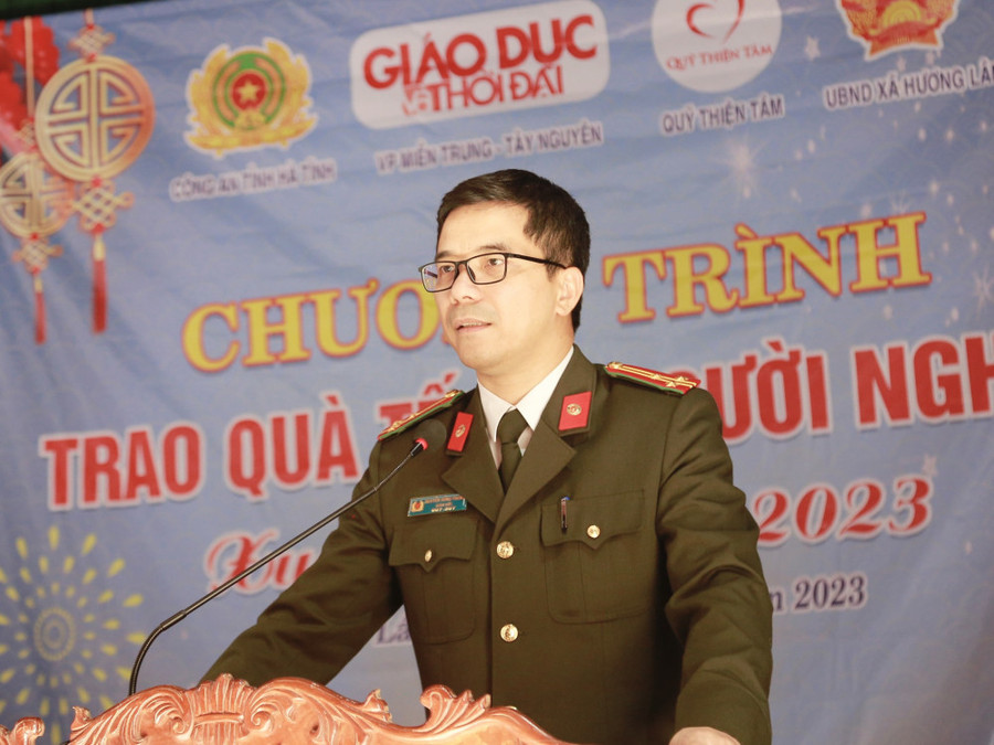 Thượng tá Nguyễn Hồng Phong, Giám đốc Công an Hà Tĩnh gửi lời động viên và chúc tết đến các hộ dân khó khăn tại xã Hương Lâm. (Ảnh: CA Hà Tĩnh).