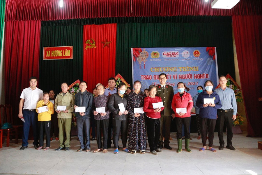 Công an Hà Tĩnh hỗ trợ 30 suất quà Tết cho bà con xã Hương Lâm đón Tết.