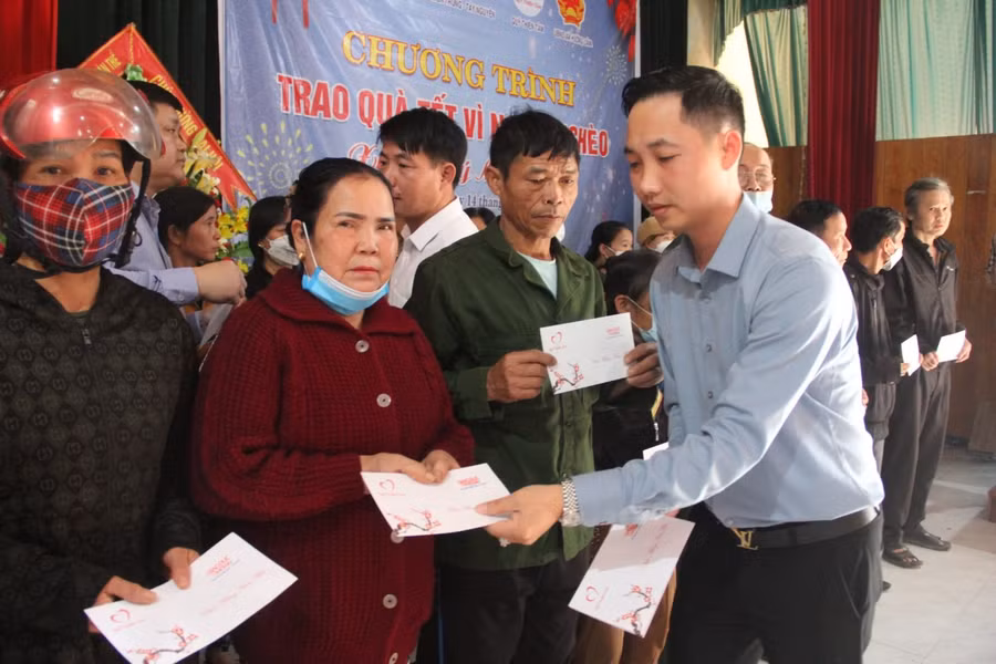 Đại diện Công ty Cổ phần tập đoàn đầu tư DNT trao quà Tết cho các hộ dân.