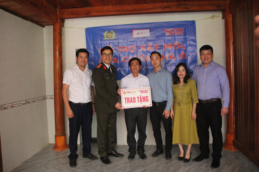 Báo GD&amp;TĐ, lãnh đạo Công an Hà Tĩnh và đại diện Công ty cổ phần Tập đoàn DNT trao kinh phí hỗ trợ xây dựng nhà tình nghĩa cho gia đình anh Nguyễn Ngọc Oánh, tại xóm 1, xã Hương Lâm.
