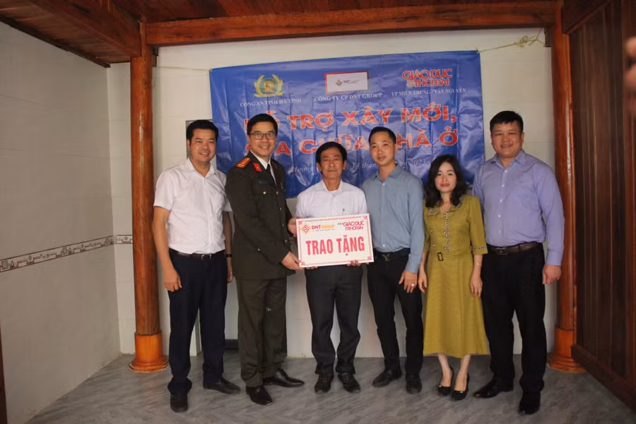 Báo GD&amp;TĐ, lãnh đạo Công an Hà Tĩnh và đại diện Công ty cổ phần Tập đoàn DNT trao kinh phí hỗ trợ xây dựng nhà tình nghĩa cho gia đình anh Nguyễn Ngọc Oánh, tại xóm 1, xã Hương Lâm.