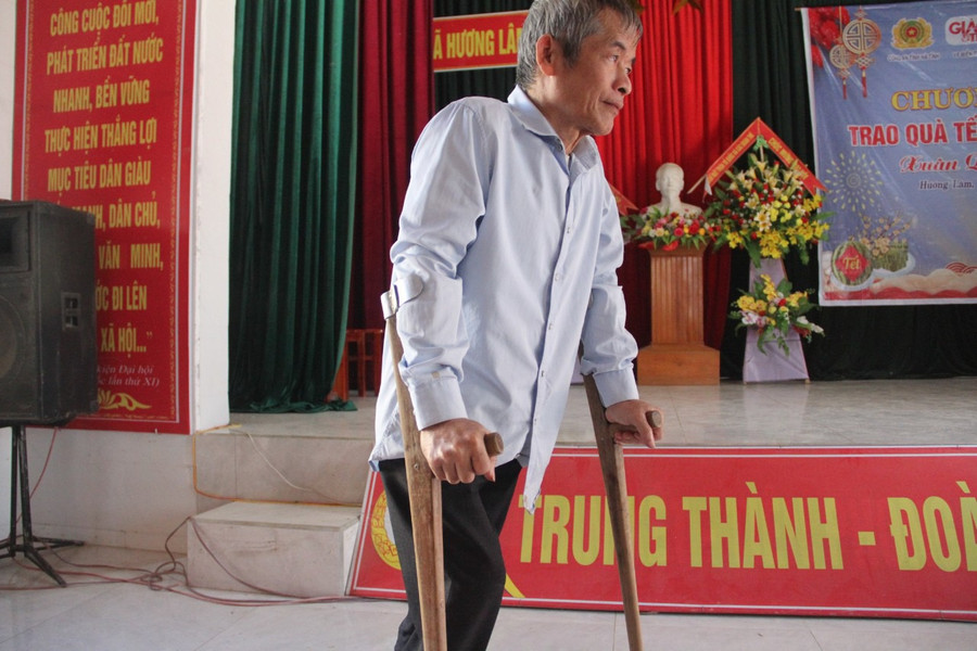 Các hộ dân nhận quà dịp này có hoàn cảnh rất éo le như thuộc hộ nghèo, người già neo đơn, người tàn tật...