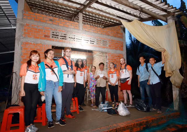 Tặng quà cho gia đình bác Phạm Thanh Hải. Tặng quà cho gia đình bác Phạm Thanh Hải.