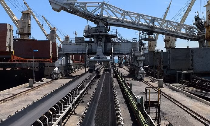 Than được hút từ tàu biển vào Nhà máy