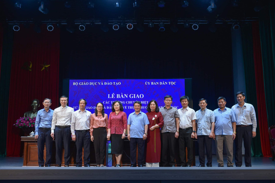 Các đại biểu tham dự lễ bàn giao chụp ảnh lưu niệm cuối chương trình.