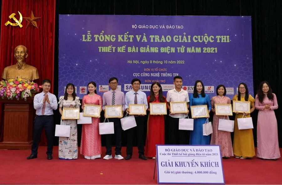 Ban tổ chức trao giải cho các thầy cô đạt giải Khuyến khích. Ban tổ chức trao giải cho các thầy cô đạt giải Khuyến khích.