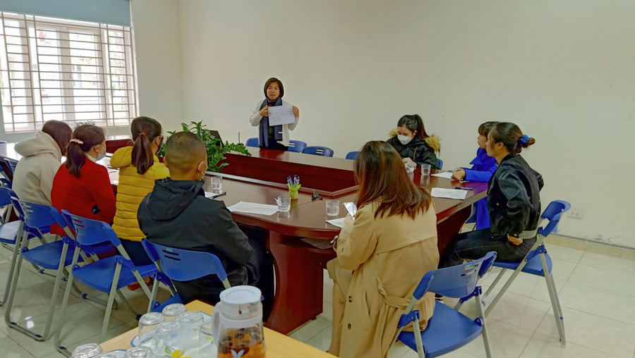 Chuyên gia hướng dẫn các đánh giá viên tại trường mầm non. Chuyên gia hướng dẫn các đánh giá viên tại trường mầm non.