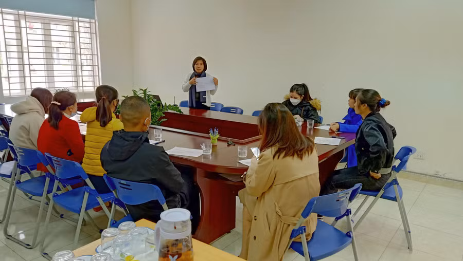 Chuyên gia hướng dẫn các đánh giá viên tại trường mầm non.