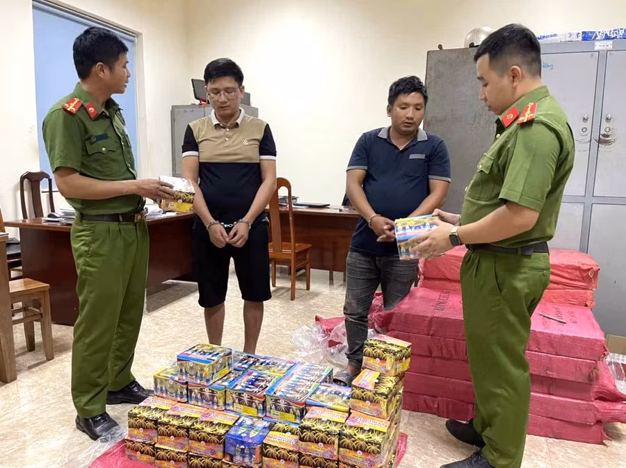 Công an thu giữ số lượng lớn pháo hoa nổ của Nguyễn Sỹ Hùng. (Ảnh: SĐ)