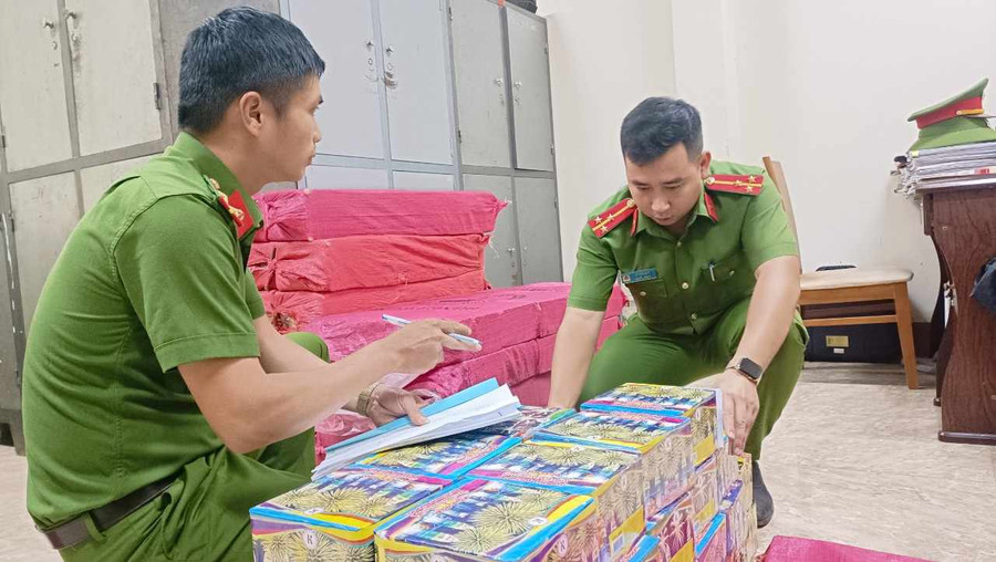 Lực lượng Công an kiểm tra số lượng pháo hoa nổ. (Ảnh: SĐ)