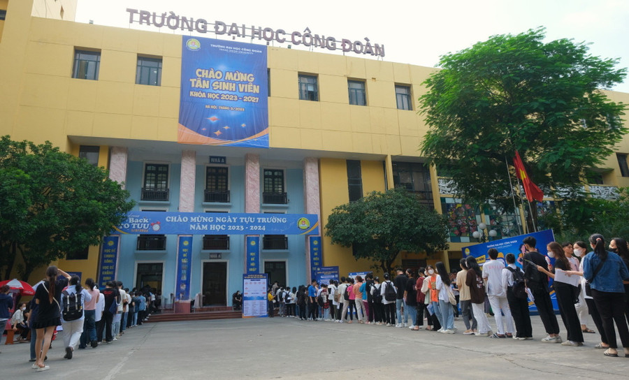 Trung bình mỗi ngày có khoảng 800 tân sinh viên đến nhập học trực tiếp tại Trường ĐH Công đoàn. Trung bình mỗi ngày có khoảng 800 tân sinh viên đến nhập học trực tiếp tại Trường ĐH Công đoàn.
