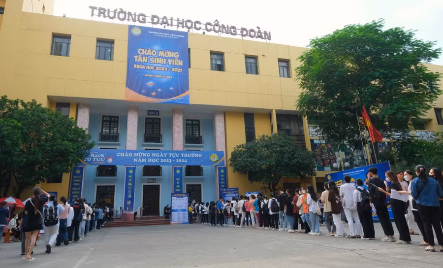Trung bình mỗi ngày có khoảng 800 tân sinh viên đến nhập học trực tiếp tại Trường ĐH Công đoàn.