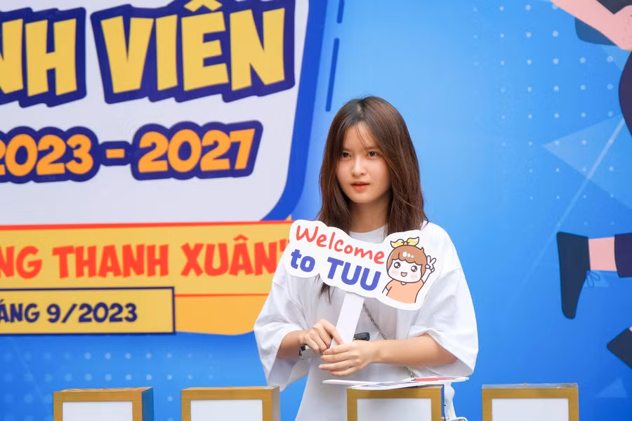 Nữ sinh Trường ĐH Công đoàn trong ngày nhập học.