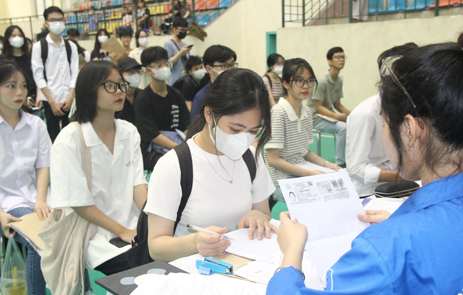 Công tác tiếp đón tân sinh viên đến nhập học được tổ chức khoa học, thuận tiện. Công tác tiếp đón tân sinh viên đến nhập học được tổ chức khoa học, thuận tiện.