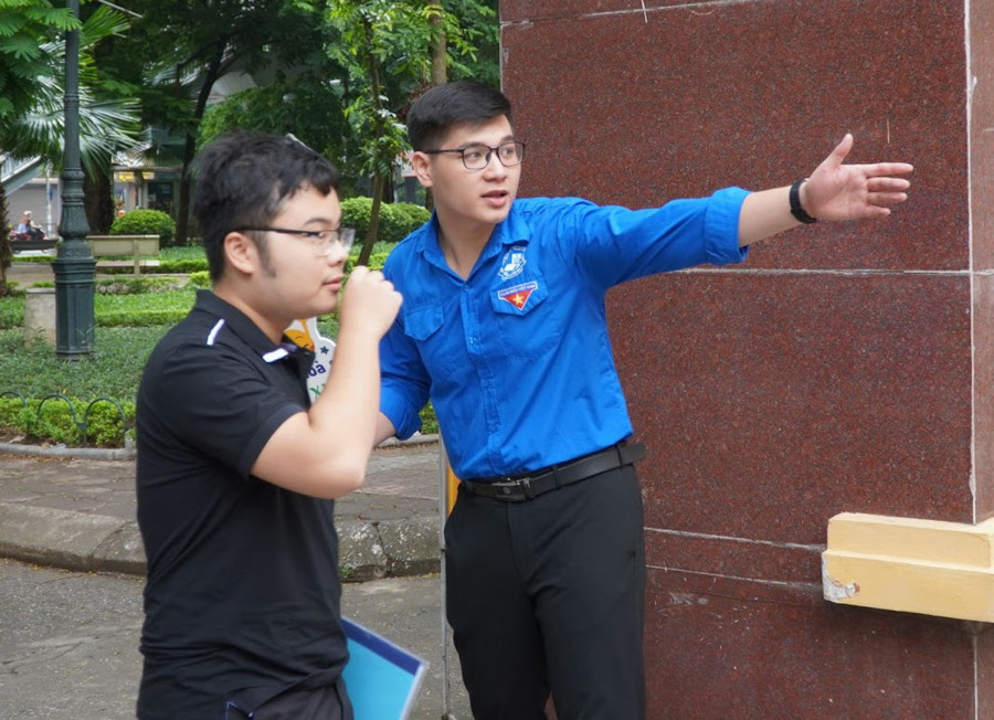 Sinh viên tình nguyện hướng dẫn nhiệt tình, chu đáo. Sinh viên tình nguyện hướng dẫn nhiệt tình, chu đáo.