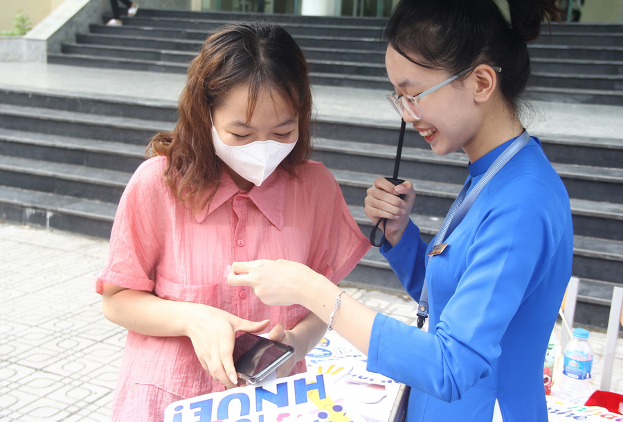 Sinh viên tình nguyện luôn sẵn sàng hỗ trợ tân sinh viên. Sinh viên tình nguyện luôn sẵn sàng hỗ trợ tân sinh viên.