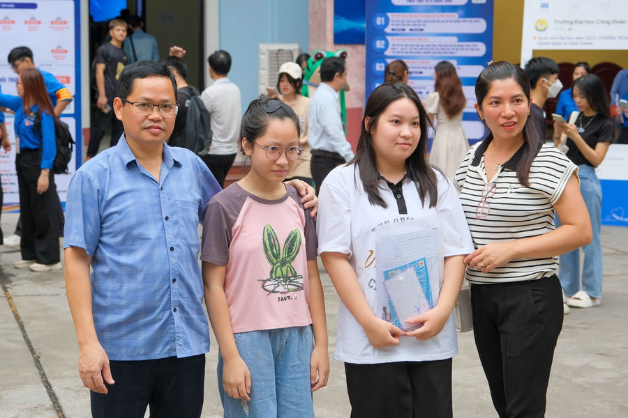 Cả nhà cùng đồng hành cùng đi nhập học với tân sinh viên. Cả nhà cùng đồng hành cùng đi nhập học với tân sinh viên.