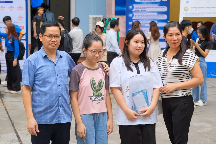 Cả nhà cùng đồng hành cùng đi nhập học với tân sinh viên.