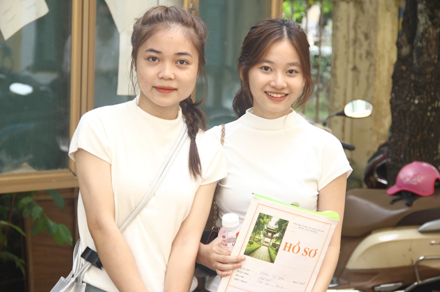 2 nữ sinh hạnh phúc sau khi hoàn tất thủ tục nhập học. 2 nữ sinh hạnh phúc sau khi hoàn tất thủ tục nhập học.