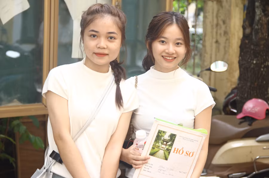 2 nữ sinh hạnh phúc sau khi hoàn tất thủ tục nhập học.