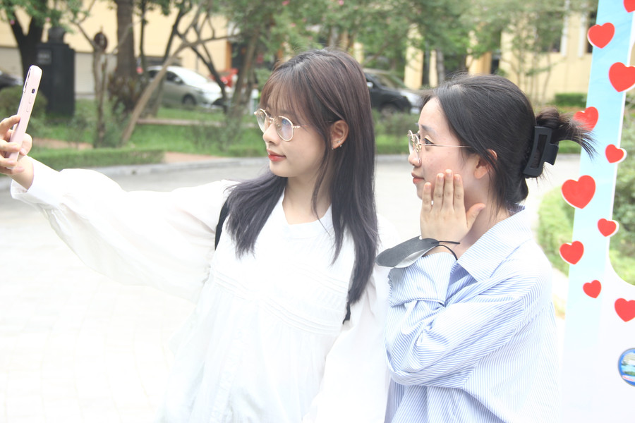 Nhiều tân sinh viên lưu lại khoảnh khắc đáng nhớ trong ngày nhập học. Nhiều tân sinh viên lưu lại khoảnh khắc đáng nhớ trong ngày nhập học.