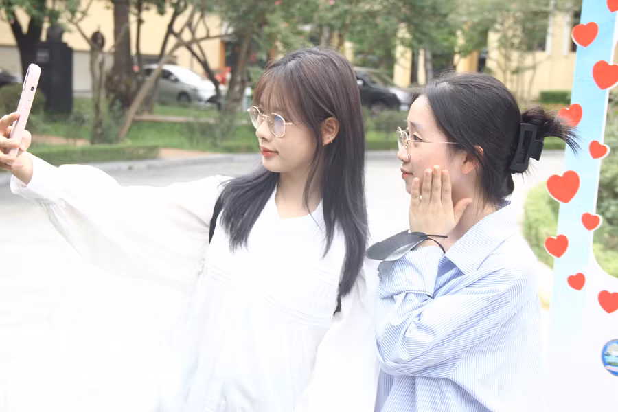 Nhiều tân sinh viên lưu lại khoảnh khắc đáng nhớ trong ngày nhập học.