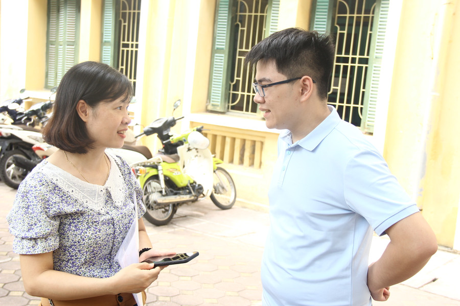 Nam sinh này chia vui cùng mẹ khi chính thức trở thành sinh viên của Trường ĐH Sư phạm Hà Nội. Nam sinh này chia vui cùng mẹ khi chính thức trở thành sinh viên của Trường ĐH Sư phạm Hà Nội.