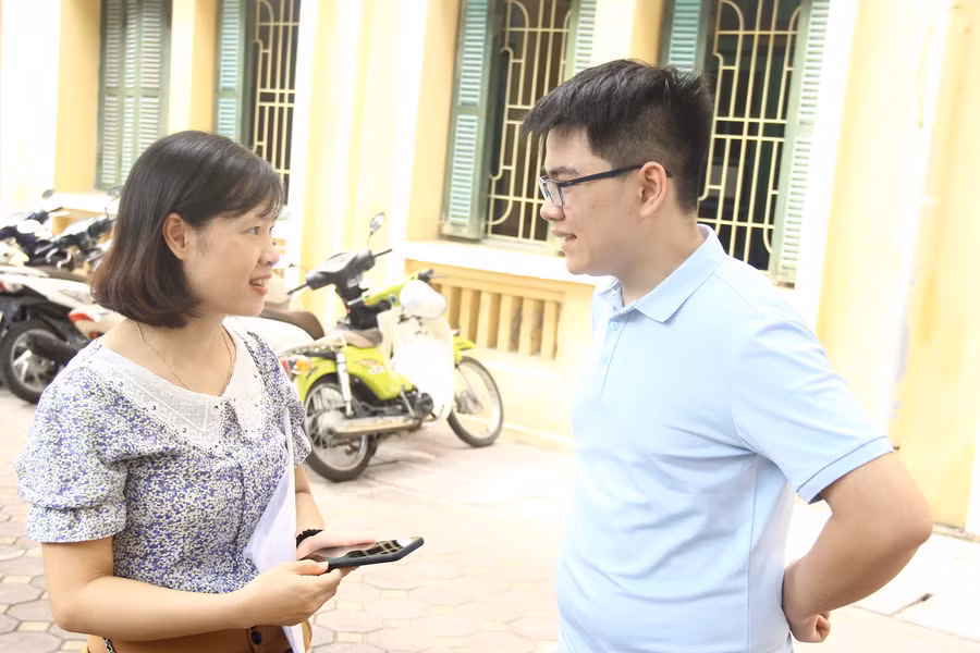 Nam sinh này chia vui cùng mẹ khi chính thức trở thành sinh viên của Trường ĐH Sư phạm Hà Nội.