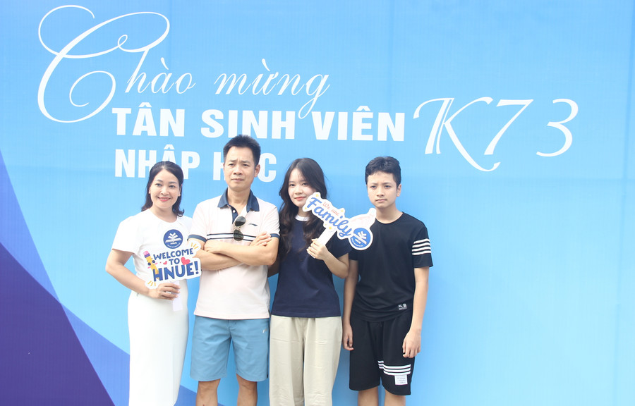Nhiều tân sinh viên được cả gia đình đồng hành trong ngày đầu nhập trường. Nhiều tân sinh viên được cả gia đình đồng hành trong ngày đầu nhập trường.