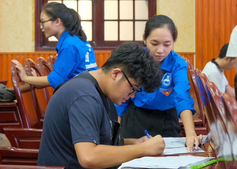 Hướng dẫn ghi hồ sơ, làm thủ tục nhập học. Hướng dẫn ghi hồ sơ, làm thủ tục nhập học.
