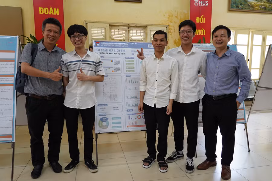 Niềm vui của các sinh viên, giảng viên tham gia Hội nghị.