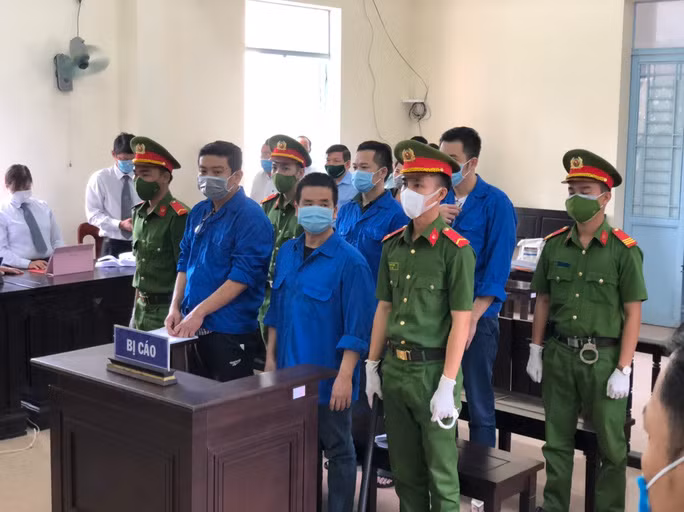 Các bị cáo tại phiên toà xét xử. Ảnh: Người Lao Động.