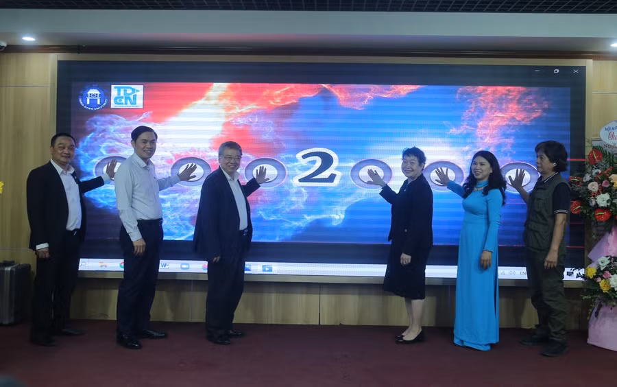 Các đại biểu khai trương tham quan triển lãm trực tuyến trên màn hình.