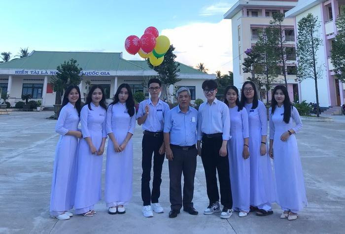 Thầy Bùi Hữu Tuấn và các học trò. Ảnh: NVCC.