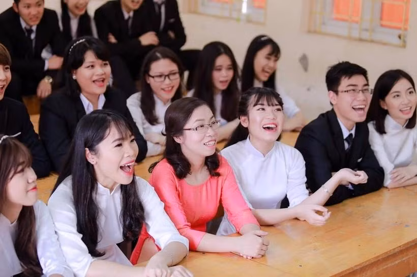 Cô Phan Thị Tăng và học trò.