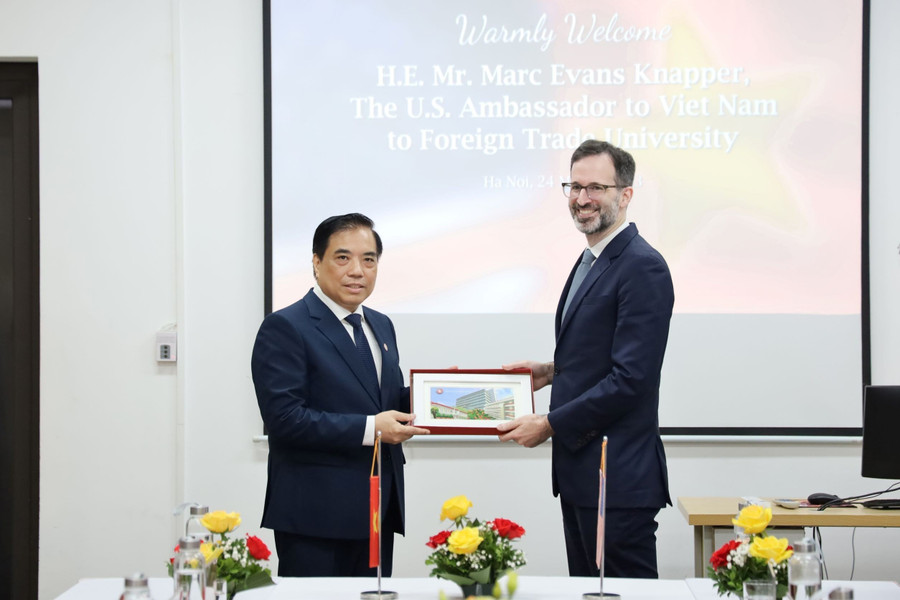 PGS.TS Bùi Anh Tuấn trao quà kỷ niệm của nhà trường.