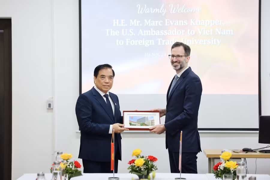 PGS.TS Bùi Anh Tuấn trao quà kỷ niệm của nhà trường.