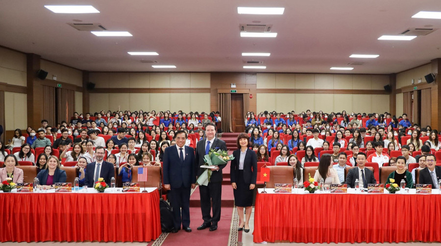 Ngài Đại sứ Marc. E. Knapper và các lãnh đạo, sinh viên Trường ĐH Ngoại thương.