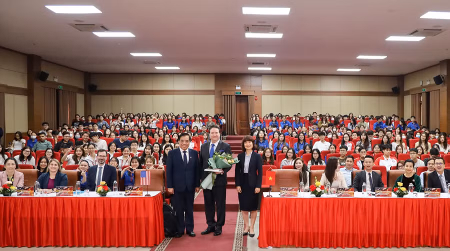 Ngài Đại sứ Marc. E. Knapper và các lãnh đạo, sinh viên Trường ĐH Ngoại thương.