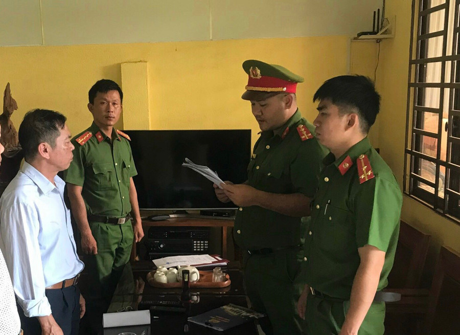 Cơ quan CSĐT Công an tỉnh Đắk Nông tống đạt các quyết định tố tụng đối với Lê Văn Anh và Nguyễn Văn Tuyến. (Ảnh: MQ)